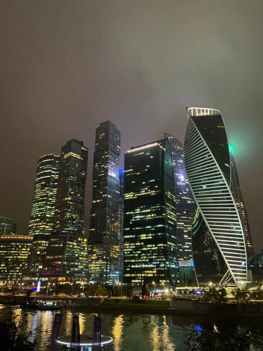 Небоскрёбы Москва-Сити вечером
